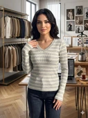 V Yaka Çizgili Triko Crop thumbnail 2