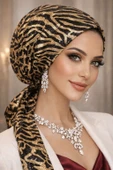 Siyah Gold Payet İşlemeli Eşarp Bone thumbnail 2