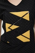 KARE SARGI VE ZİGZAG NAKIŞLI TSHIRT thumbnail 3
