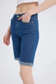 Defacto A1958 Mavi Normal Bel Katlamalı Paça Jean Bermuda Şort thumbnail 6