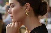 Kadın Gold Renk Çiçek Formlu Çelik Küpe thumbnail 1