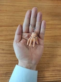 Wednesday Hands Thing Minik El Anahtarlık thumbnail 2