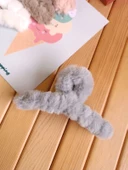 Peluş Tüylü Mandal Toka thumbnail 4