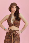 Boyundan Bağlamalı Desenli Crop Bluz thumbnail 3