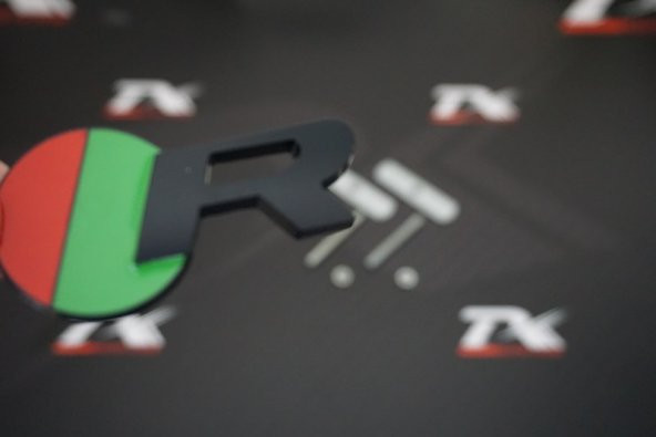 Jaguar R Logo Ön Panjur Vidalı 3D Krom Metal Logo Amblem ürün görseli 1