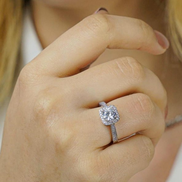 925 Ayar Gümüş Pırlanta Model Yan Taşlı Tek Taş Yüzük ürün görseli 1