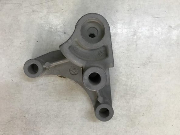 FİESTA 1996/2001 ŞANZIMAN TAKOZ BAĞLANTI BRAKETİ 96FB 6P093 AG ürün görseli 1