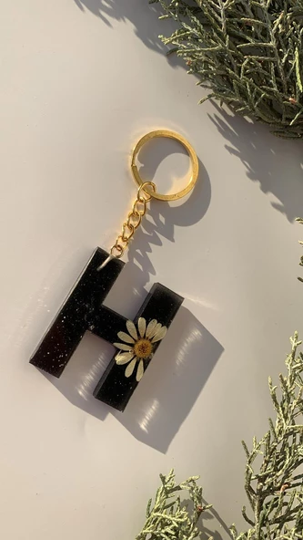 H Harfi Siyah Renk Kurutulmuş Sarı Papatya Çiçekli Simli Anahtarlık Gold Aksesuarlı El Yapımı Epoksi ürün görseli 1