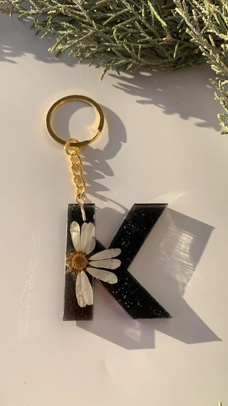 K Harfi Siyah Renk Kurutulmuş Sarı Papatya Çiçekli Simli Anahtarlık Gold Aksesuarlı El Yapımı Epoksi ürün görseli 1