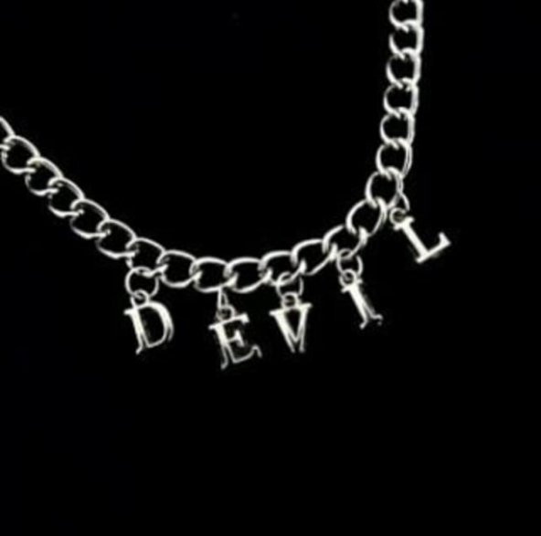 Gri Devil Yazılı Harfli 45 cm Zincirli Hediyelik Bayan Kolye Takı ürün görseli 1