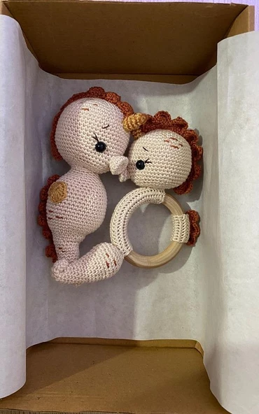 Deniz Atı Lucia ve Çıngırak Takımı Amigurumi Organik Oyuncak Hediye Seti ürün görseli 1