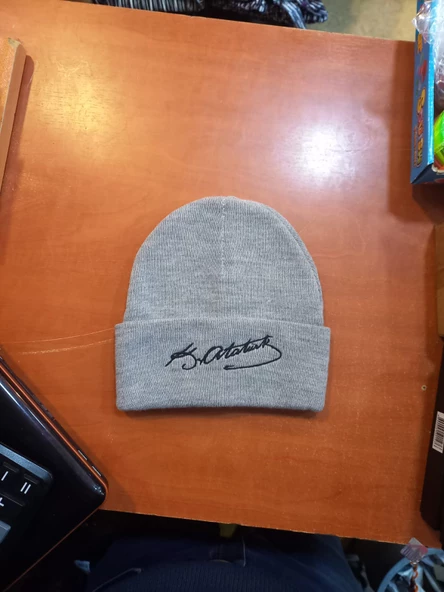 gri renk atatürk bere unisex model ürün görseli 1