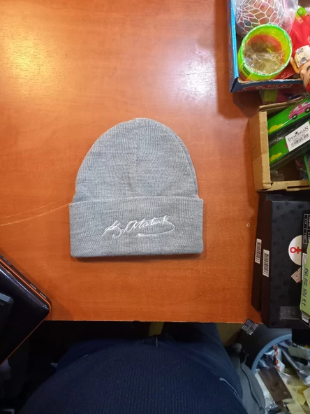 gri renk atatürk bere unisex model ürün görseli 1