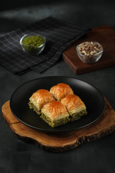 FISTIKLI  ÖZEL KARE BAKLAVA 1 KG ürün görseli 1