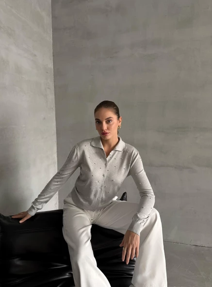 Gri Polo Yaka Mini Topçuklu Bluz - Resim 4