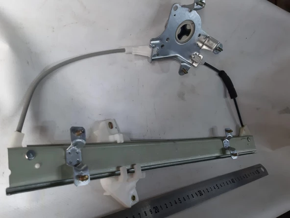 Hyundai Accent 1994-1999 Yumurta Kasa Ön kapı Cam Krikosu Sağ elektrikli ve motor hariç yolcu tarafı Orjinal Marka Orjinal Parça 82404-22010 Üçgen Göbek lidir motor bağlanma yeri ürün görseli 1