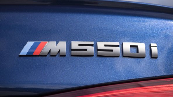 BMW M550i BAGAJ YAZISI SİYAH ürün görseli 1