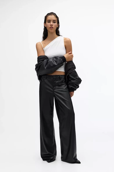 Pull & Bear Geniş paça suni deri pantolon ürün görseli 1