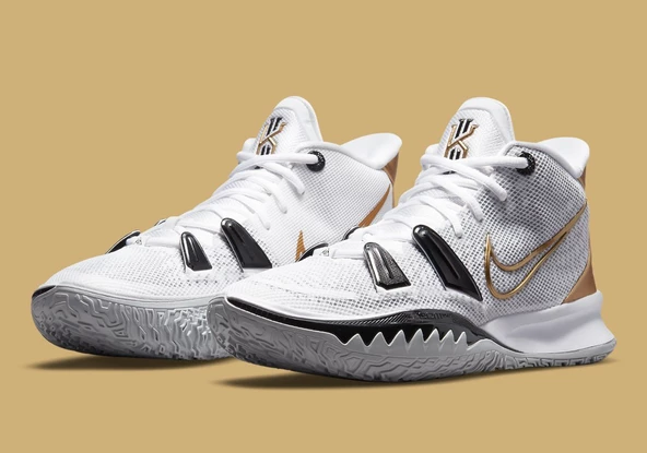 【希少】Nike Kyrie VII ホワイト/ゴールド/ブラック PTTAVM: Nike Kyrie 7 White Black Gold Erkek Spor Ayakkabı