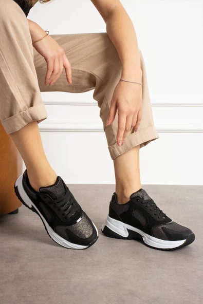 Siyah ve Beyaz Rahat Kalıp Kadın Sneaker ürün görseli 1