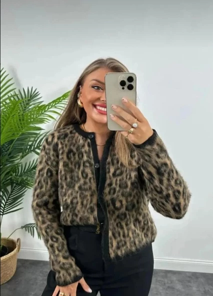 Leopar Desenli Yumoş Triko Düğmeli Kısa Hırka ürün görseli 1