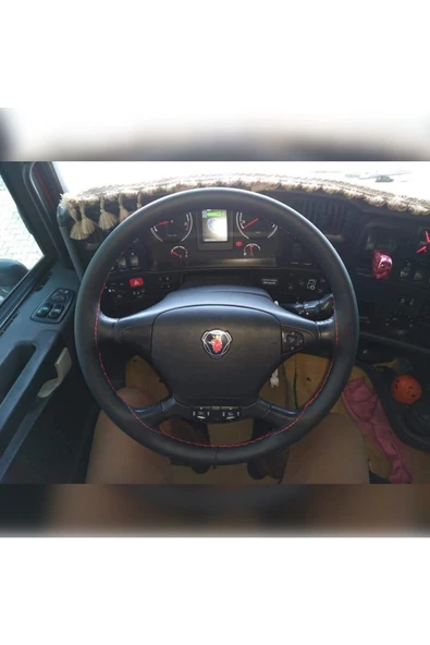 DİKİŞLİ DİREKSİYON KILIFI SİYAH DERİ KIRMIZI DİKİŞLİ SCANIA ürün görseli 1