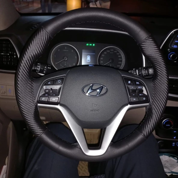 DİKİŞLİ DİREKSİYON KILIFI SİYAH DERİ KARBON DERİ SİYAH DİKİŞLİ HYUNDAI TUCSON İÇİN ürün görseli 1