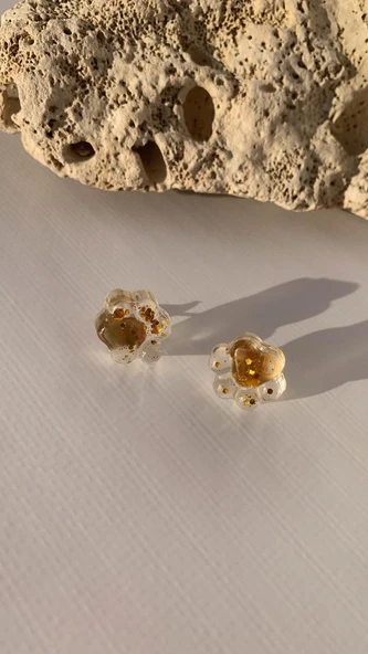 Şeffaf İçinde Gold Glitterli Kedi Köpek Pati Şekil Küpe Gold Aksesuarlı El Yapımı ürün görseli 1