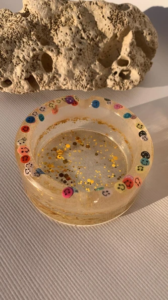 Şeffaf Renk Gülen Yüz Emoji Ve Gold Glitter Süsleme Yuvarlak Şekil Küllük El Yapımı Epoksi Hediyelik ürün görseli 1