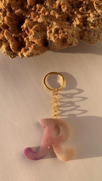 R Harfi Gökkuşağı Renkleri Kırmızı Sim Süsleme Anahtarlık Gold Aksesuarlı El Yapımı Epoksi ürün görseli 1
