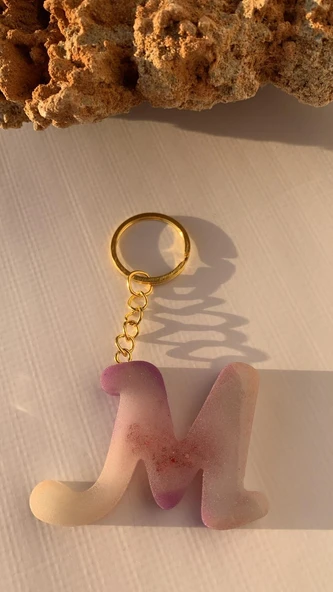 M Harfi Gökkuşağı Renkleri Kırmızı Sim Süsleme Anahtarlık Gold Aksesuarlı El Yapımı Epoksi ürün görseli 1
