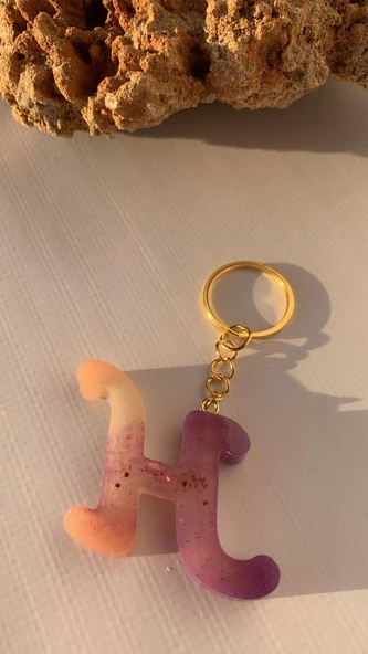 H Harfi Gökkuşağı Renkleri Kırmızı Sim Süsleme Anahtarlık Gold Aksesuarlı El Yapımı Epoksi ürün görseli 1