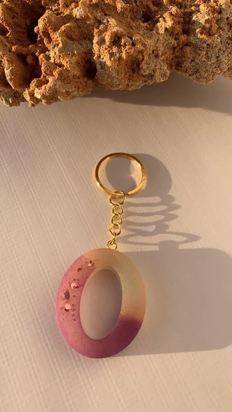 O Harfi Gökkuşağı Renkleri Kırmızı Sim Süsleme Anahtarlık Gold Aksesuarlı El Yapımı Epoksi ürün görseli 1