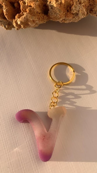 V Harfi Gökkuşağı Renkleri Kırmızı Sim Süsleme Anahtarlık Gold Aksesuarlı El Yapımı Epoksi ürün görseli 1