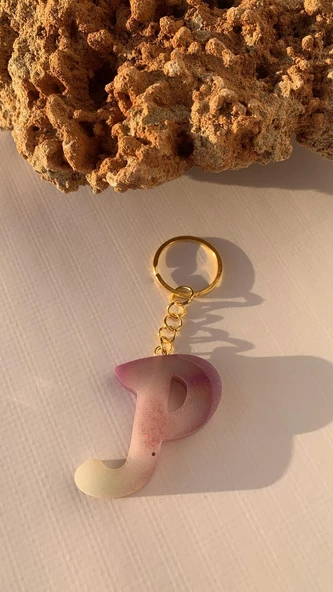 P Harfi Gökkuşağı Renkleri Kırmızı Sim Süsleme Anahtarlık Gold Aksesuarlı El Yapımı Epoksi ürün görseli 1