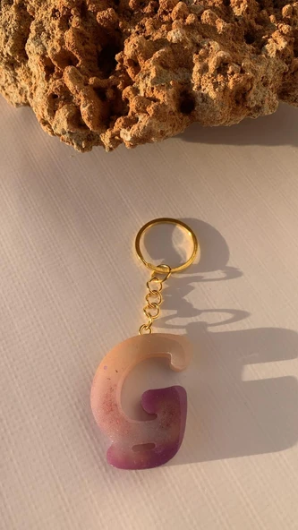 G Harfi Gökkuşağı Renkleri Kırmızı Sim Süsleme Anahtarlık Gold Aksesuarlı El Yapımı Epoksi ürün görseli 1