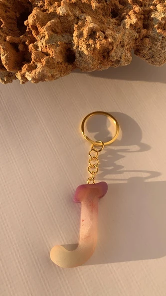 J Harfi Gökkuşağı Renkleri Kırmızı Sim Süsleme Anahtarlık Gold Aksesuarlı El Yapımı Epoksi ürün görseli 1