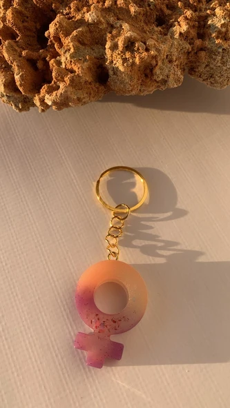 Kadın Sembol Gökkuşağı Renkleri Kırmızı Sim Süsleme Anahtarlık Gold Aksesuarlı El Yapımı Epoksi ürün görseli 1