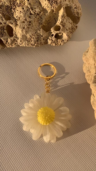 Papatya Şeklinde Sedefli Beyaz Yapraklı Ortası Sarı Gold Aksesuarlı Epoksi Anahtarlık El Yapımı ürün görseli 1
