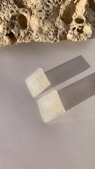 Sedefli Beyaz Renkli Büyük Boy Kare Şekil Gold Aksesuarlı Epoksi Küpe El Yapımı Hediyelik ürün görseli 1
