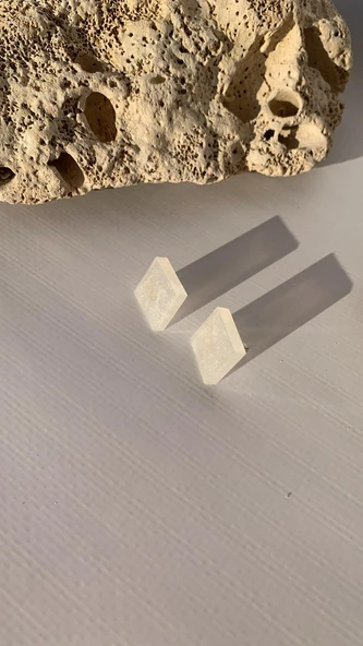 Sedefli Beyaz Renkli Orta Boy Kare Şekil Gold Aksesuarlı Epoksi Küpe El Yapımı Hediyelik ürün görseli 1
