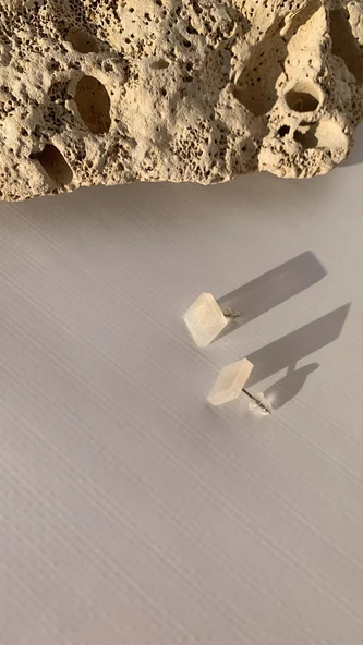 Sedefli Beyaz Renkli Küçük Kare Şekil Gold Aksesuarlı Epoksi Küpe El Yapımı Hediyelik ürün görseli 1