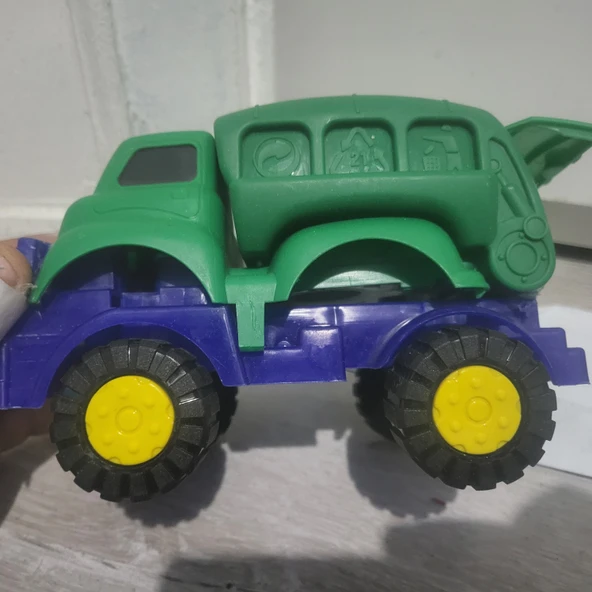 Plastik kamyon oyuncak teşhir - Resim 3