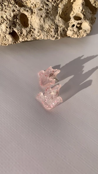 Şeffaf Renkli Pembe Glitter Süsleme Güvercin Şekil Gümüş Aksesuarlı Epoksi Küpe El Yapımı Hediyelik ürün görseli 1