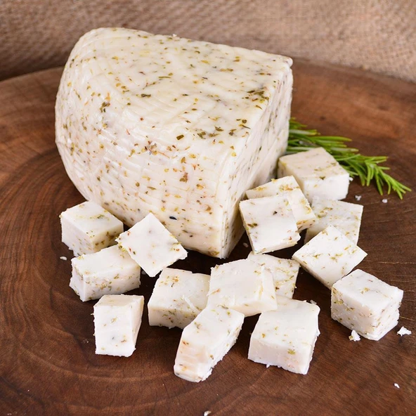 Balıkesir Yöresi Tam Yağlı Kekikli Sepet Peyniri 500Gr Vakumlu Paket ürün görseli 1