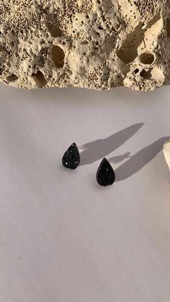 Tırtıklı Kristal Desenli Parlak Siyah Renk Gold Aksesuar Orta Boy Damla Şekil Epoksi Küpe El Yapımı ürün görseli 1