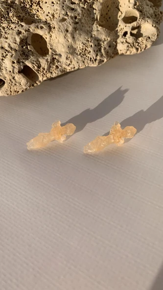 Sedefli Turuncu Renk Melek Şekil Gold Aksesuarlı 2.5cm Epoksi Küpe El Yapımı Hediyelik ürün görseli 1