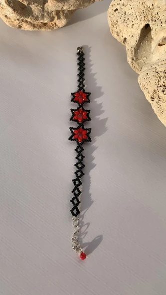 Kırmızı Ve Siyah Renkli Yıldız Desenli Miyoki Boncuk Bileklik El Yapımı Hediyelik ürün görseli 1