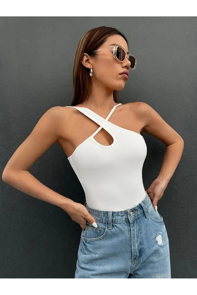 Beyaz Renk Asimetrik Yaka Düz Desensiz İnce Çarpaz Askılı Likralı Fitilli Kaşkorse Crop Top Bluz ürün görseli 1