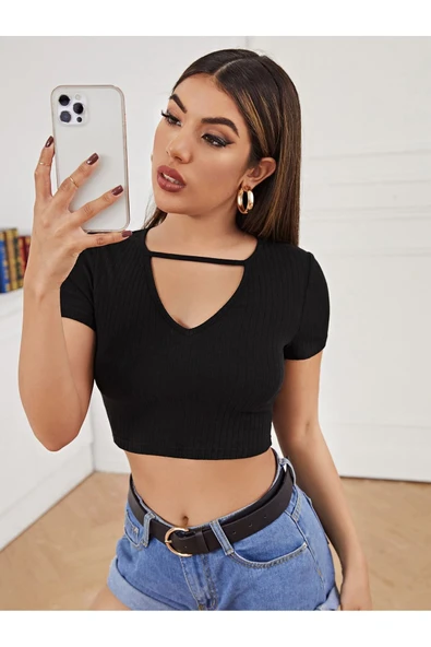 Geniş V Yaka İpli Siyah Renk Fitilli Kısa Kollu Slim Fit Crop Top Bluz ürün görseli 1